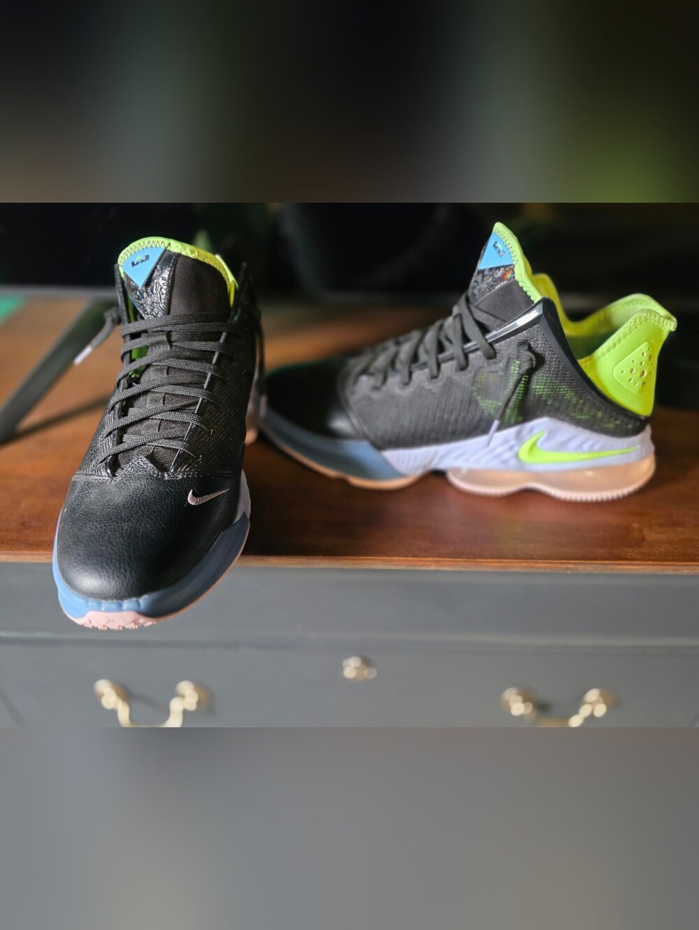 Nike Mens Black Sneakers with Multicolor Accents